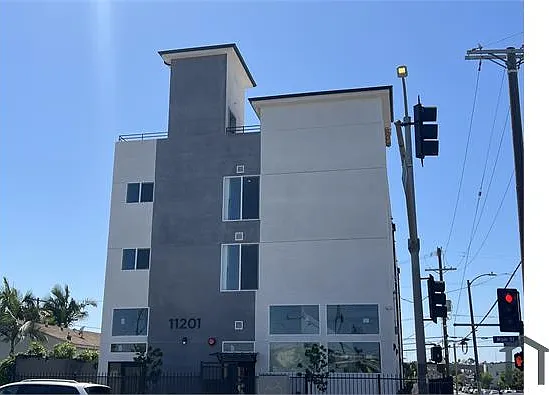 Studio, 311 sqft, $1,760 — Photo 3