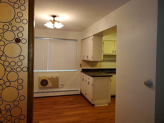 3rd image of 582 Pershing Ave