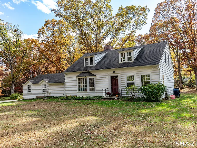 255 Woodbury Rd — Photo 1