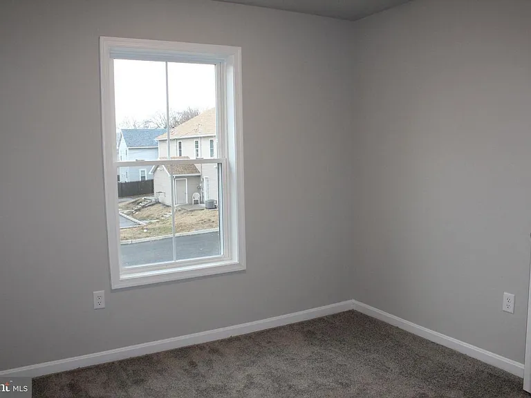 644 N College St — Photo 3