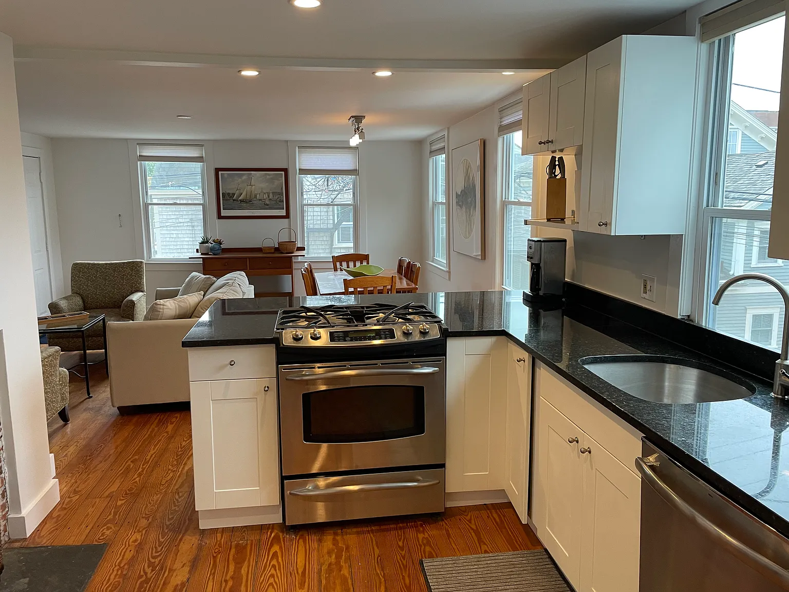 2 bed, 1350 sqft, $2,200 — Photo 2