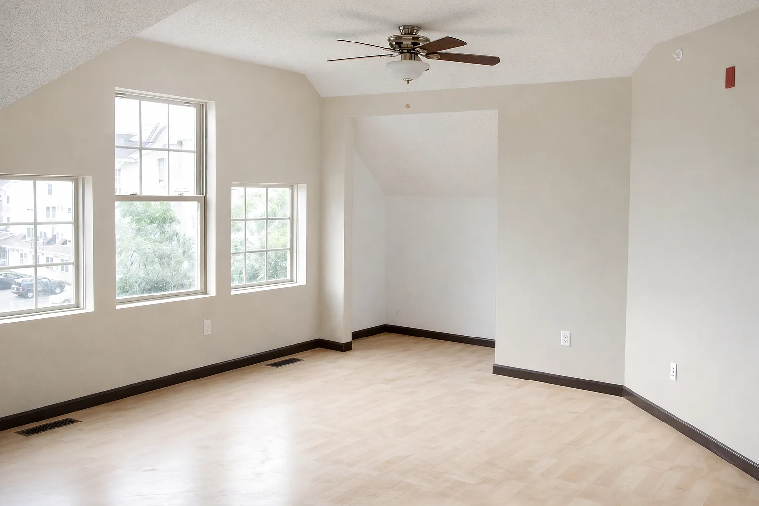 4 bed, $2,400 — Photo 3
