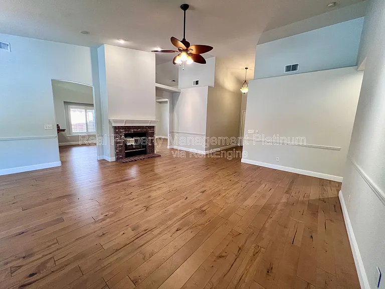 2552 E Kelso Ave — Photo 24