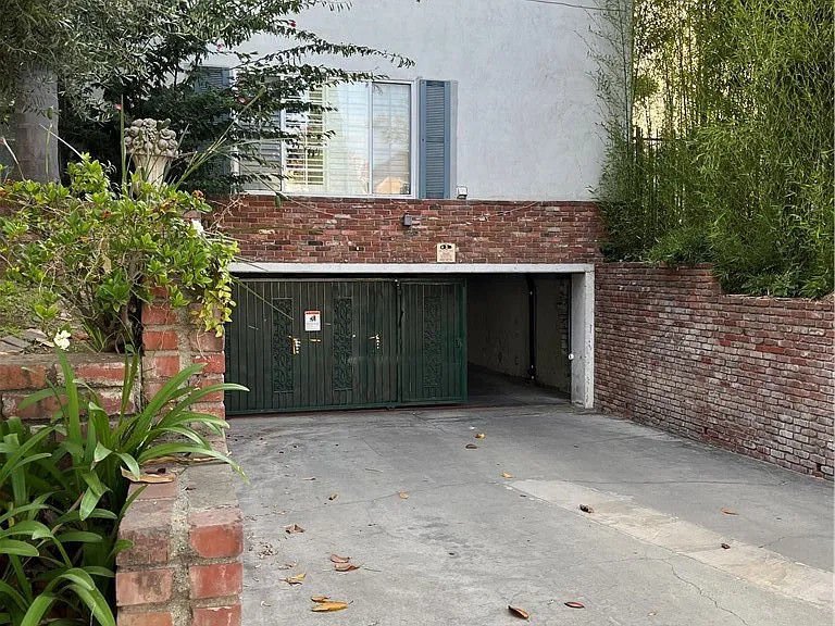 837 S Windsor Blvd #7 — Photo 2