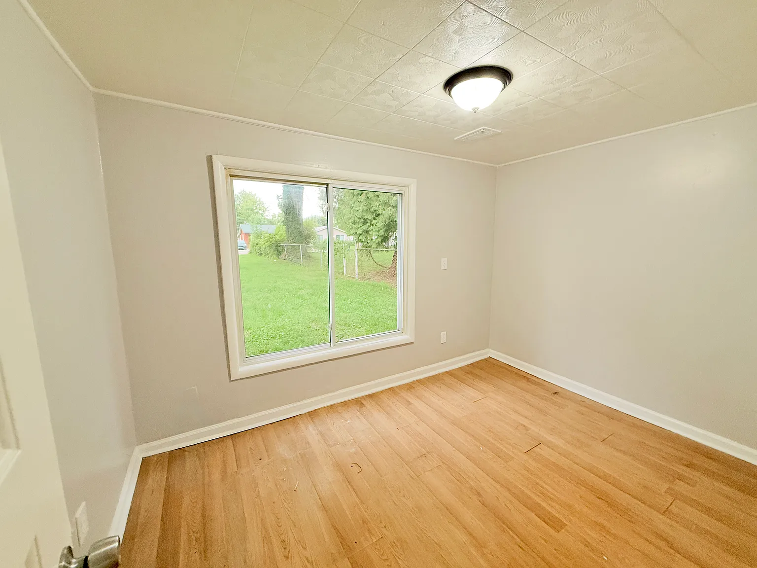3 bed, 700 sqft, $1,350 — Photo 2