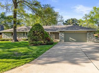41 Mockingbird Ln, Oak Brook, IL 60523