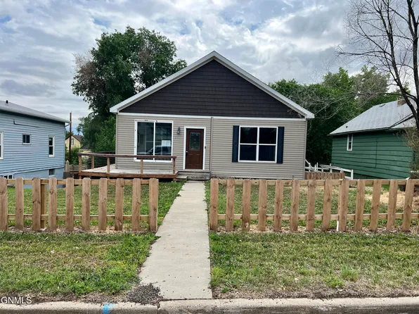313 3rd Ave NW, Watford City, ND 58854