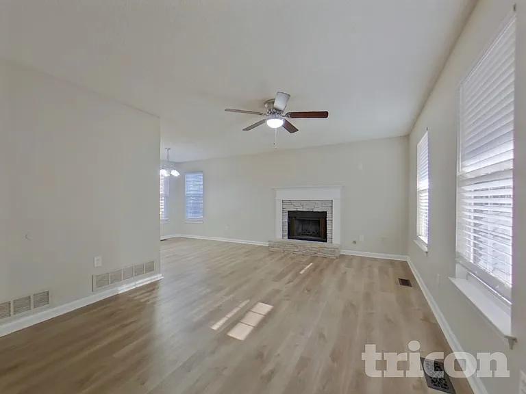 305 Madeline Way — Photo 3