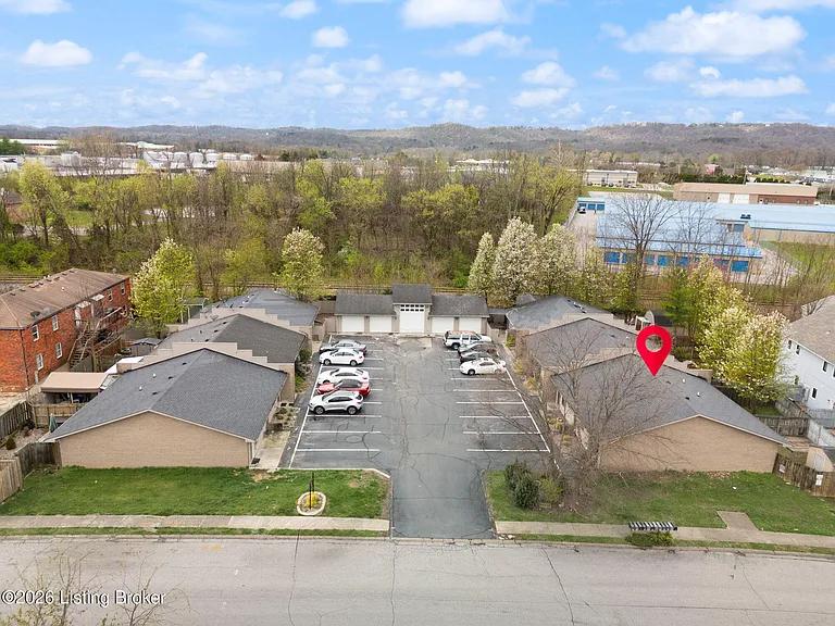 703 Victoria Ct — Photo 3