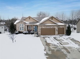 640 Shady Bend Dr, Tonganoxie, KS 66086