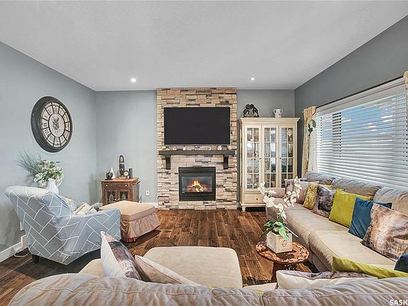 4th image of 551 Redwood Cres