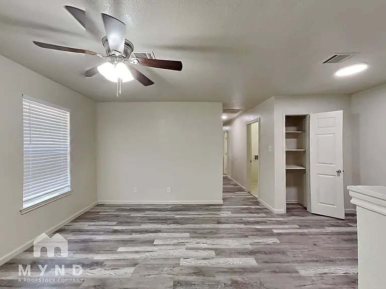 1421 E Robert St — Photo 2