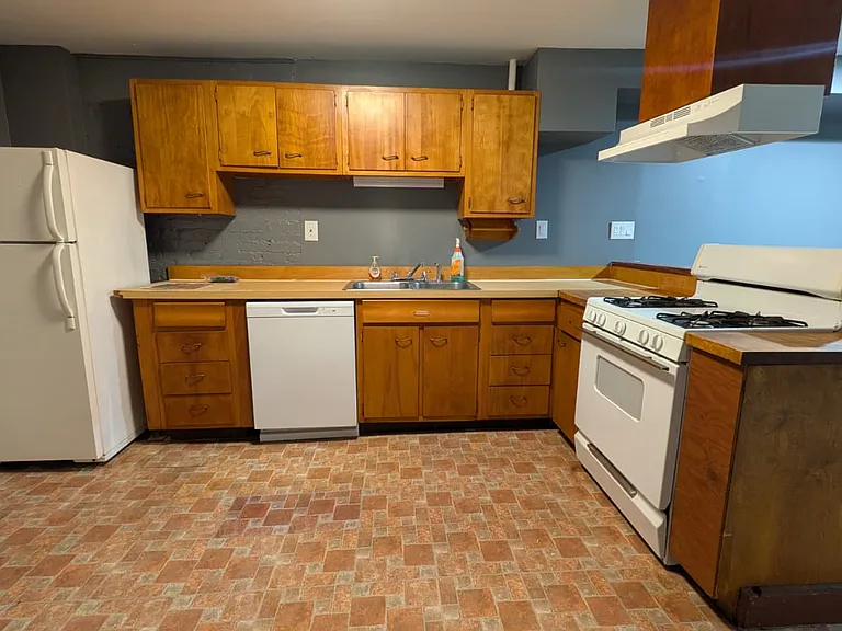 136 Lancaster St — Photo 1