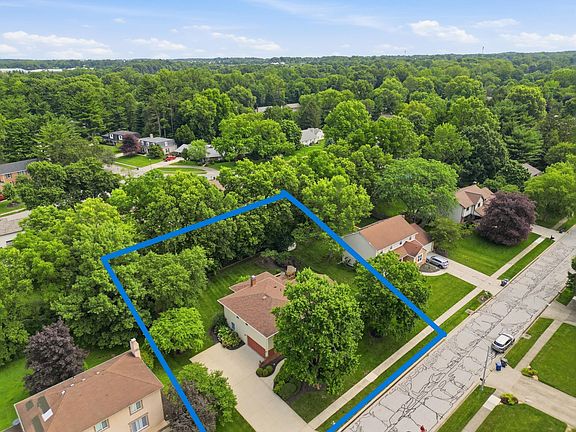 3rd image of 98 Walcreek Dr W