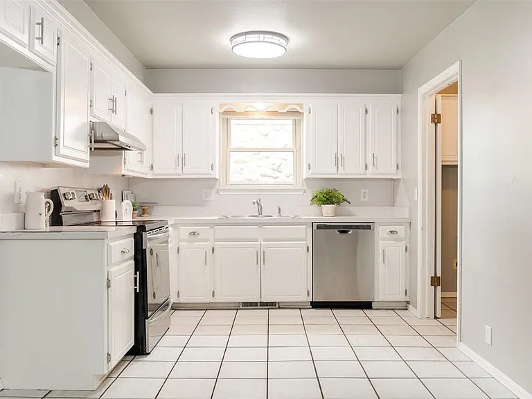 320 Elwood Dr — Photo 11