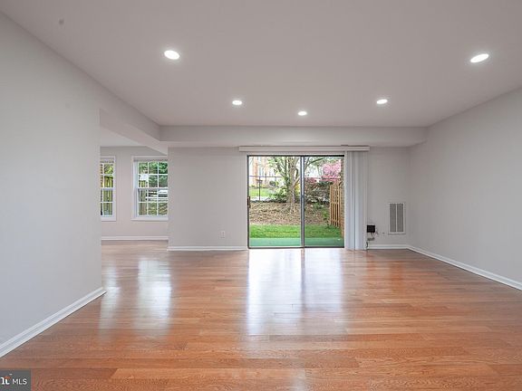 3rd image of 864 Quince Orchard Blvd #P1