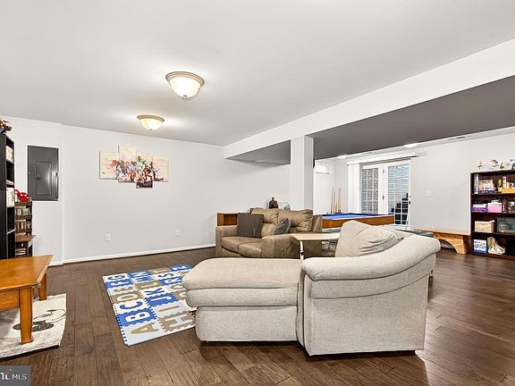 5th image of 218 Camelot Dr