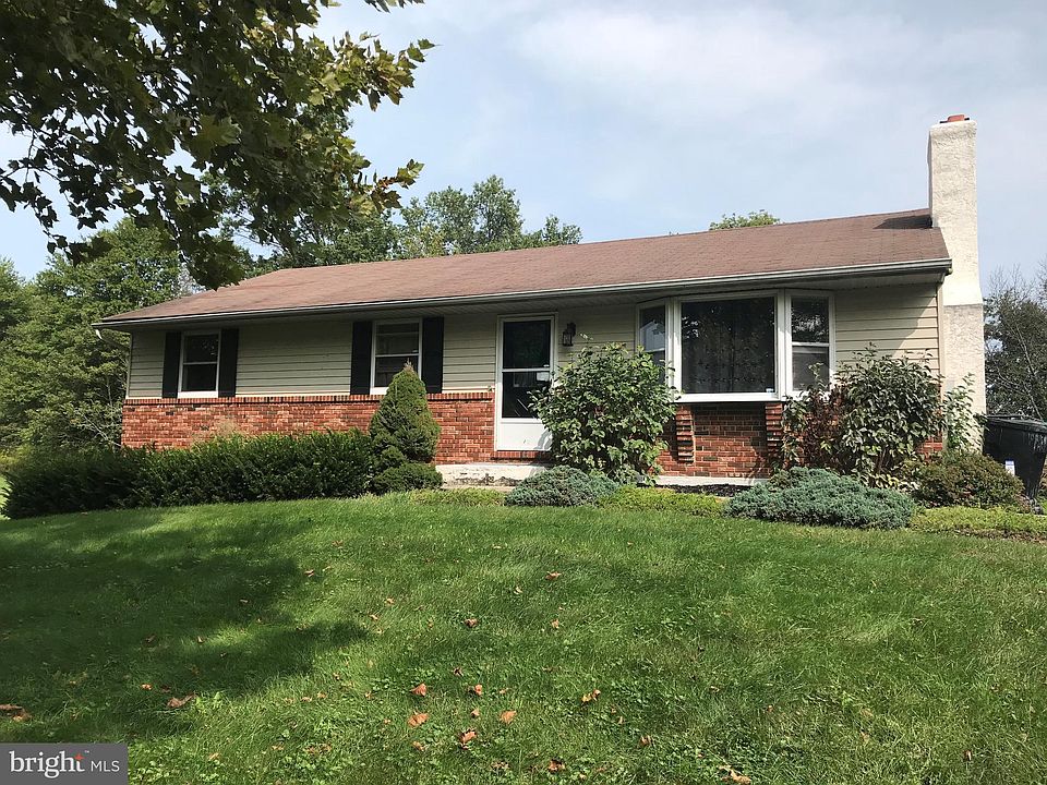 1st image of 828 Depot Ln