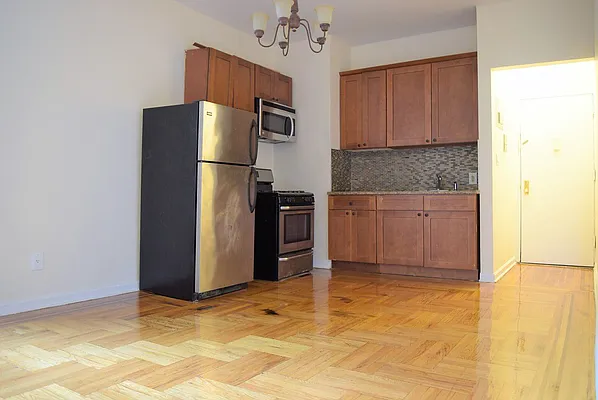 Rented by Premier Metro Realty Corp | media 2