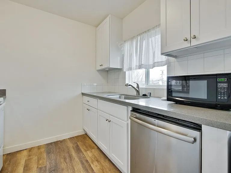 193 Redwood Avenue — Photo 14