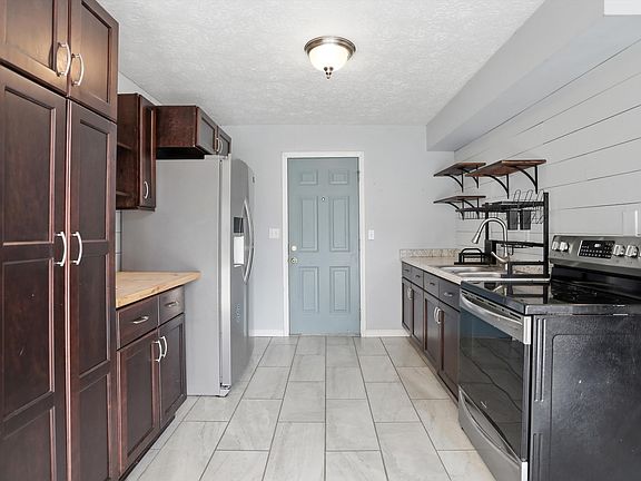 3rd image of 3609 Mockingbird Ln
