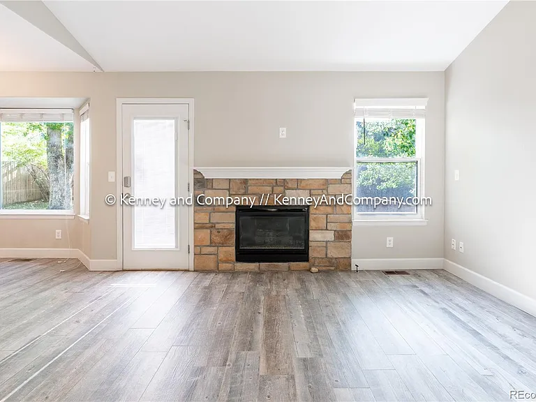 875 S Lindsey St — Photo 7
