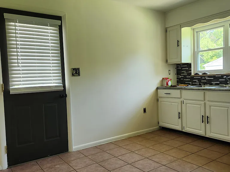 4512 Leslie Ave — Photo 6