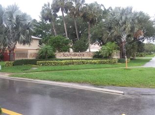 10332 NW 3rd St, Pembroke Pines, FL 33026