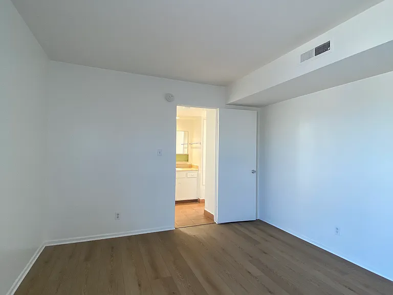 912 S 4th St #10 — Photo 7