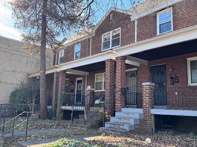 Rowhouse in Kingman Park, a few blocks from H Street Trolley and restaurants