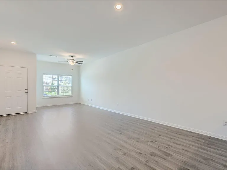 124 Maywood Ln — Photo 2