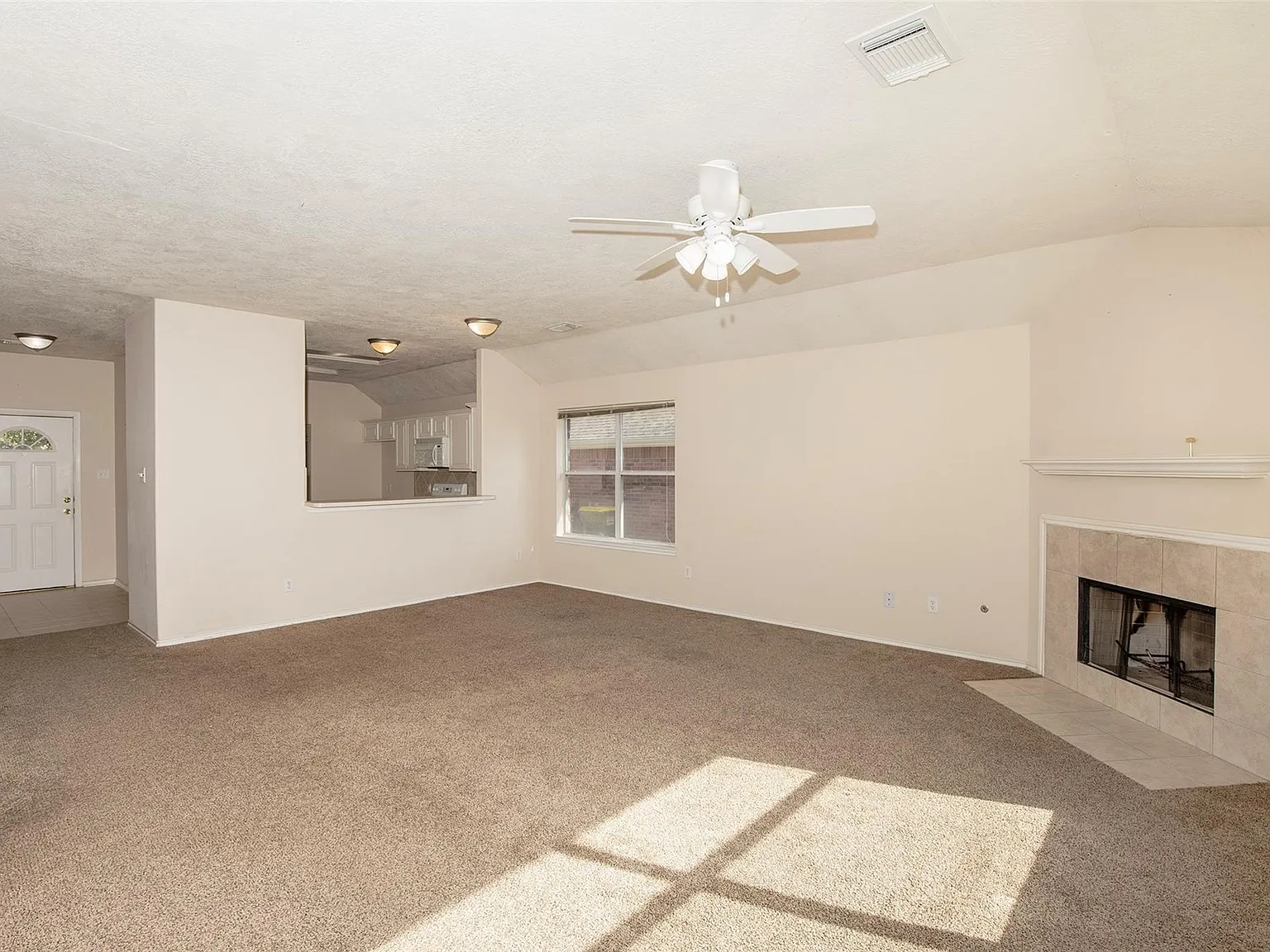 3 bed, 2.0 bath, 1513 sqft, $1,975 — Photo 4