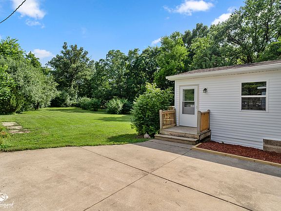 5th image of 2103 Maple Rd