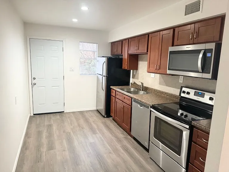 1 bed 1 bath with storage unit — Photo 38