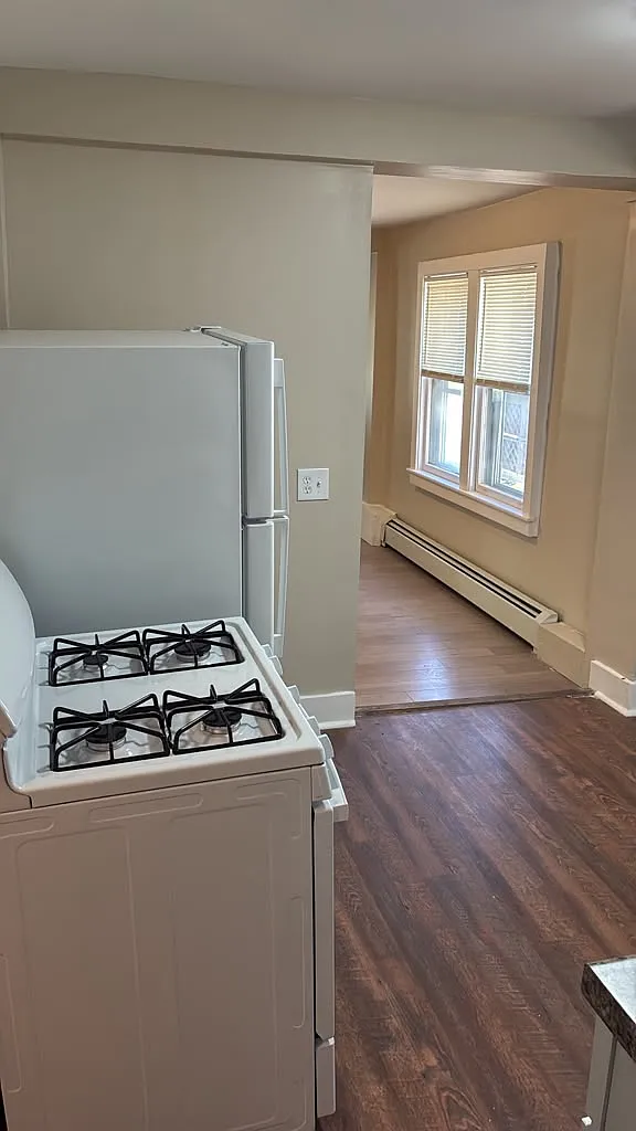 2 bed, 900 sqft, $1,200 — Photo 3