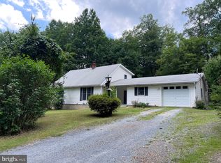 211 Crestview Ln, Berkeley Springs, WV 25411