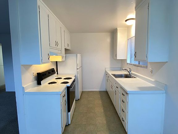 Kitchen, electric range, refrigerator