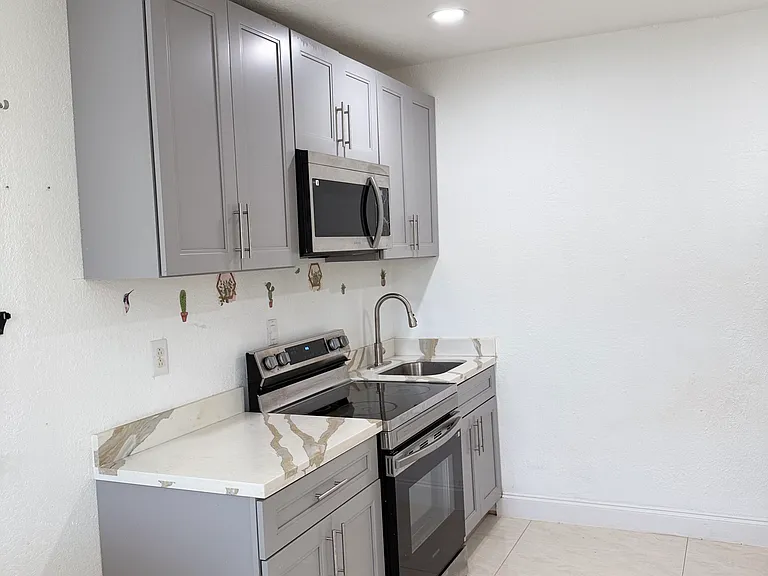 19521 NW 1st Ct — Photo 5