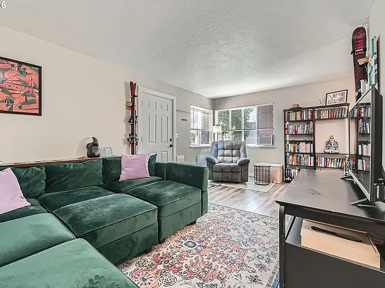 1643 NE 74th Ave — Photo 17