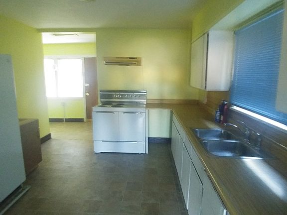 clean kitchen, lots of room