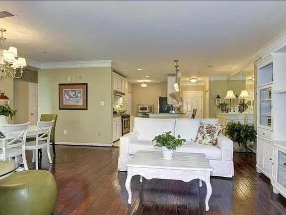 Open floor Living room, Dinning room, Kitchen, and entryway