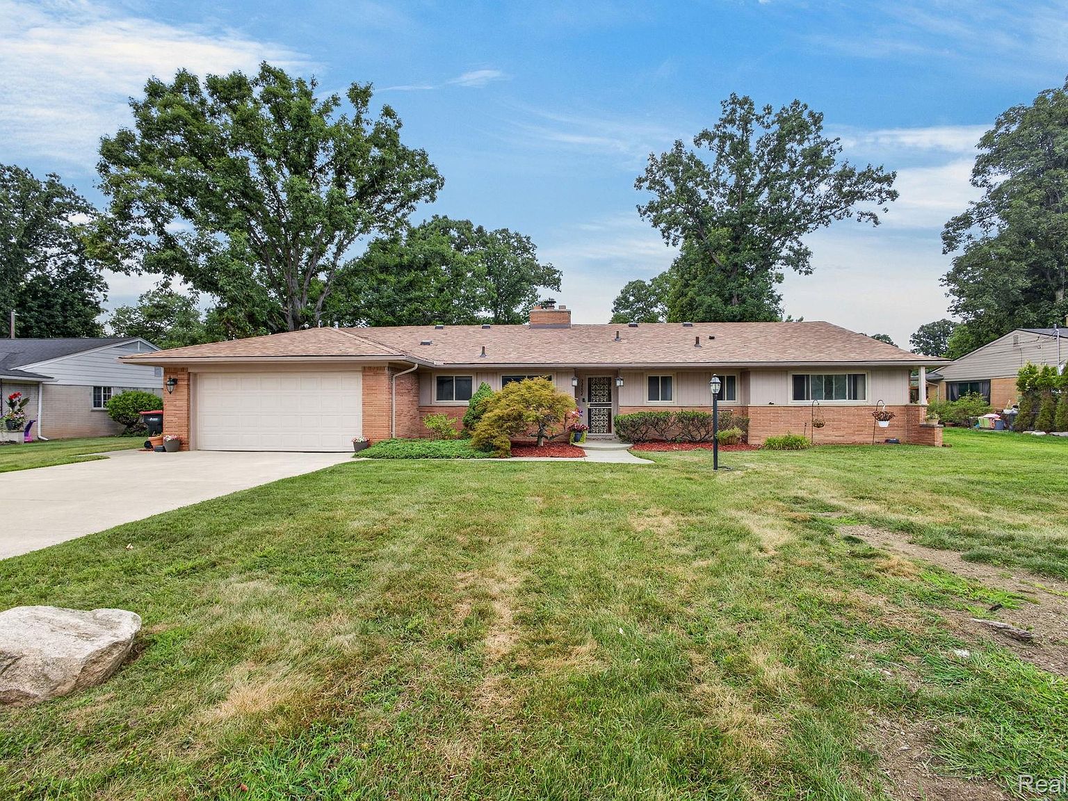 22902 S Bellwood Dr, Southfield, MI 48034