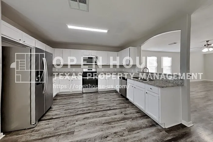 4 bed, 2.5 bath, 2572 sqft, $2,240 — Photo 4