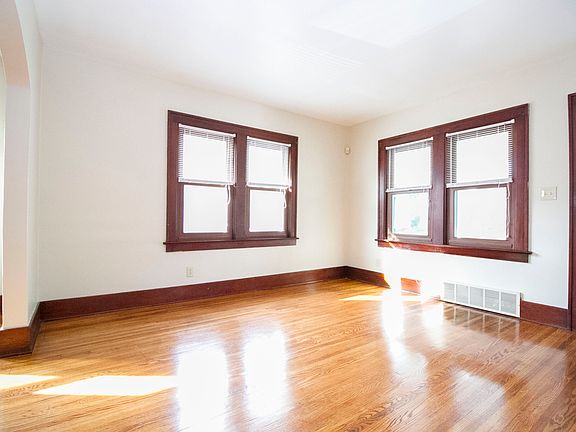 3rd image of 946 Geneva Ave