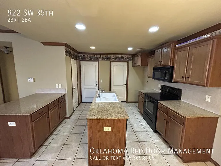 922 SW 35th St — Photo 2
