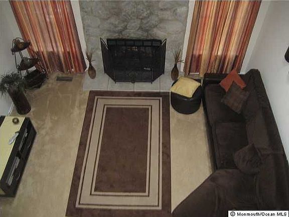 5th image of 572 Woodbine Ln