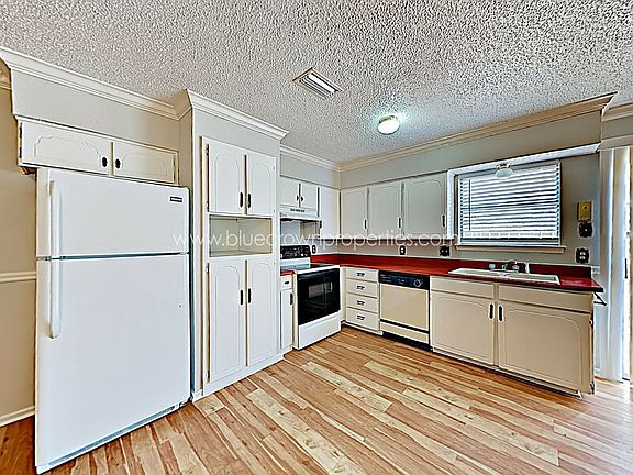 4th image of 2006 Laurel Oaks Dr