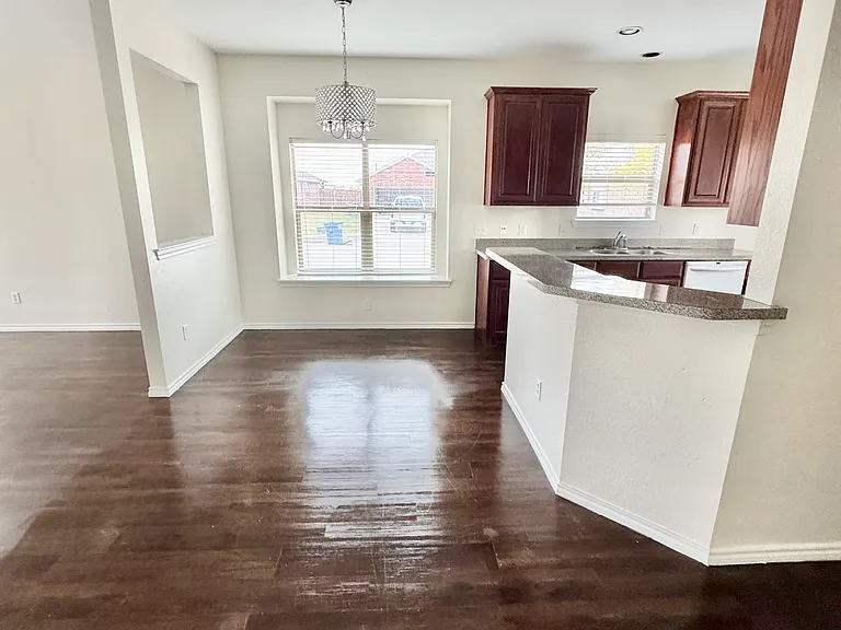 2101 Woodhaven Dr — Photo 7