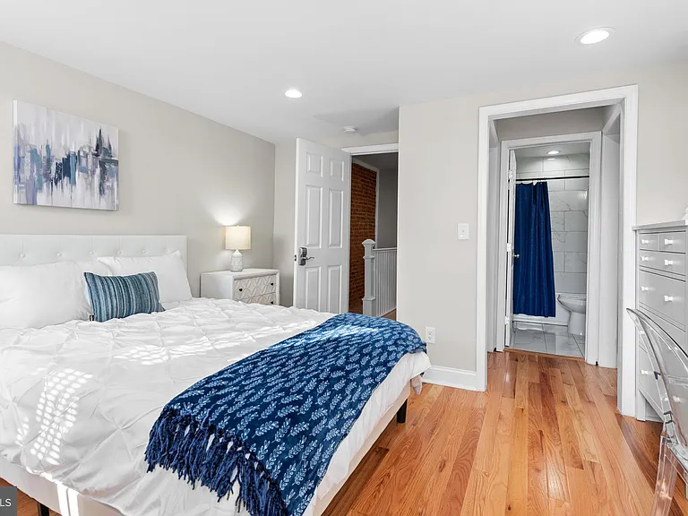 2219 E Chase St — Photo 31