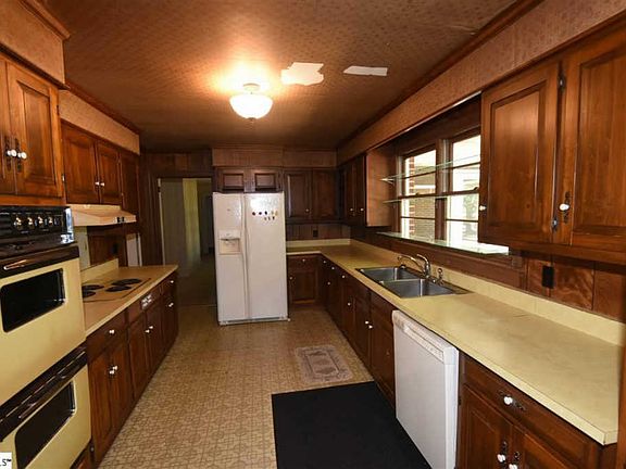 2nd image of 881 Knollwood Dr